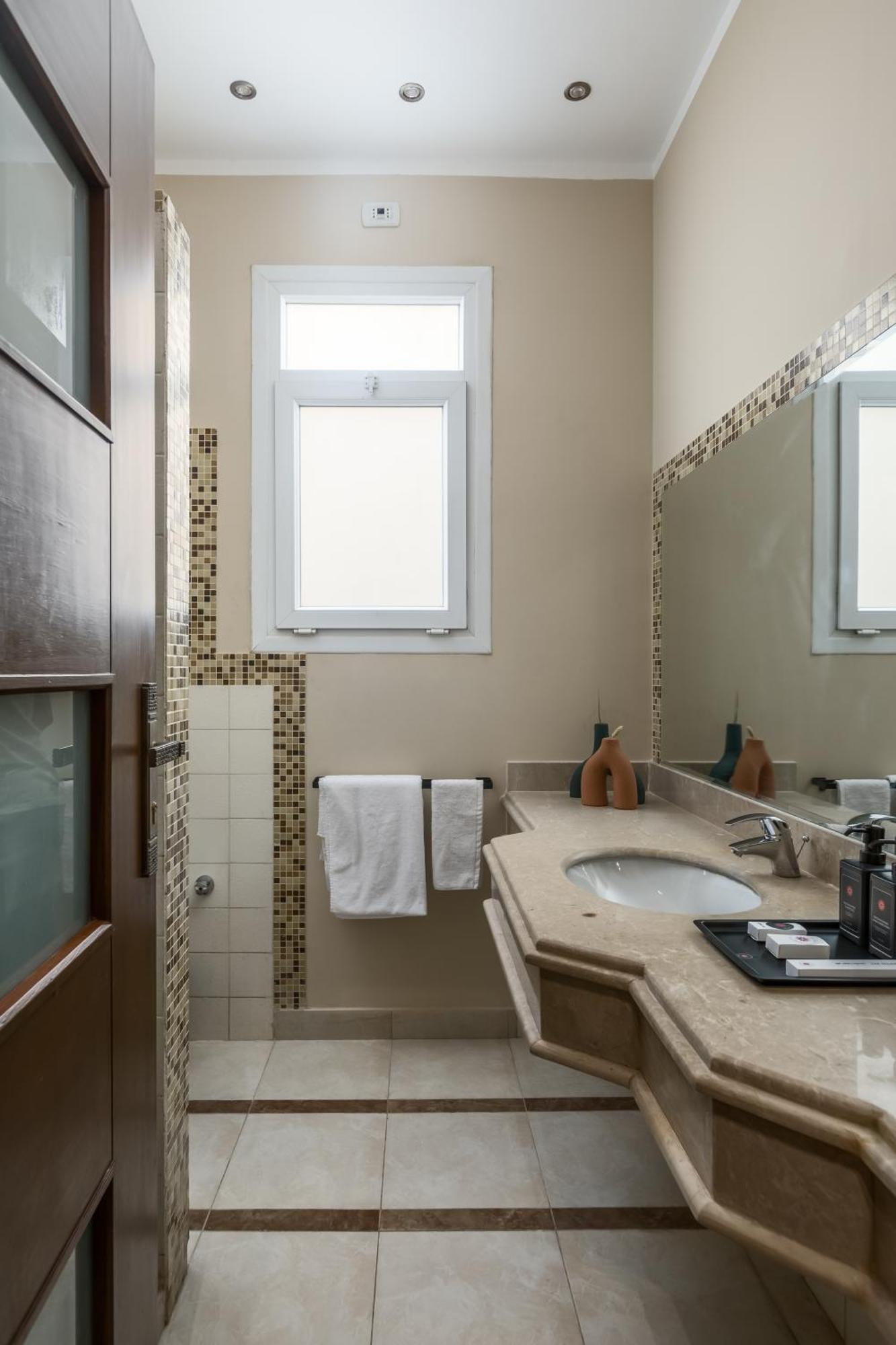 Livingville The Two-Fifty Kaherah Luaran gambar