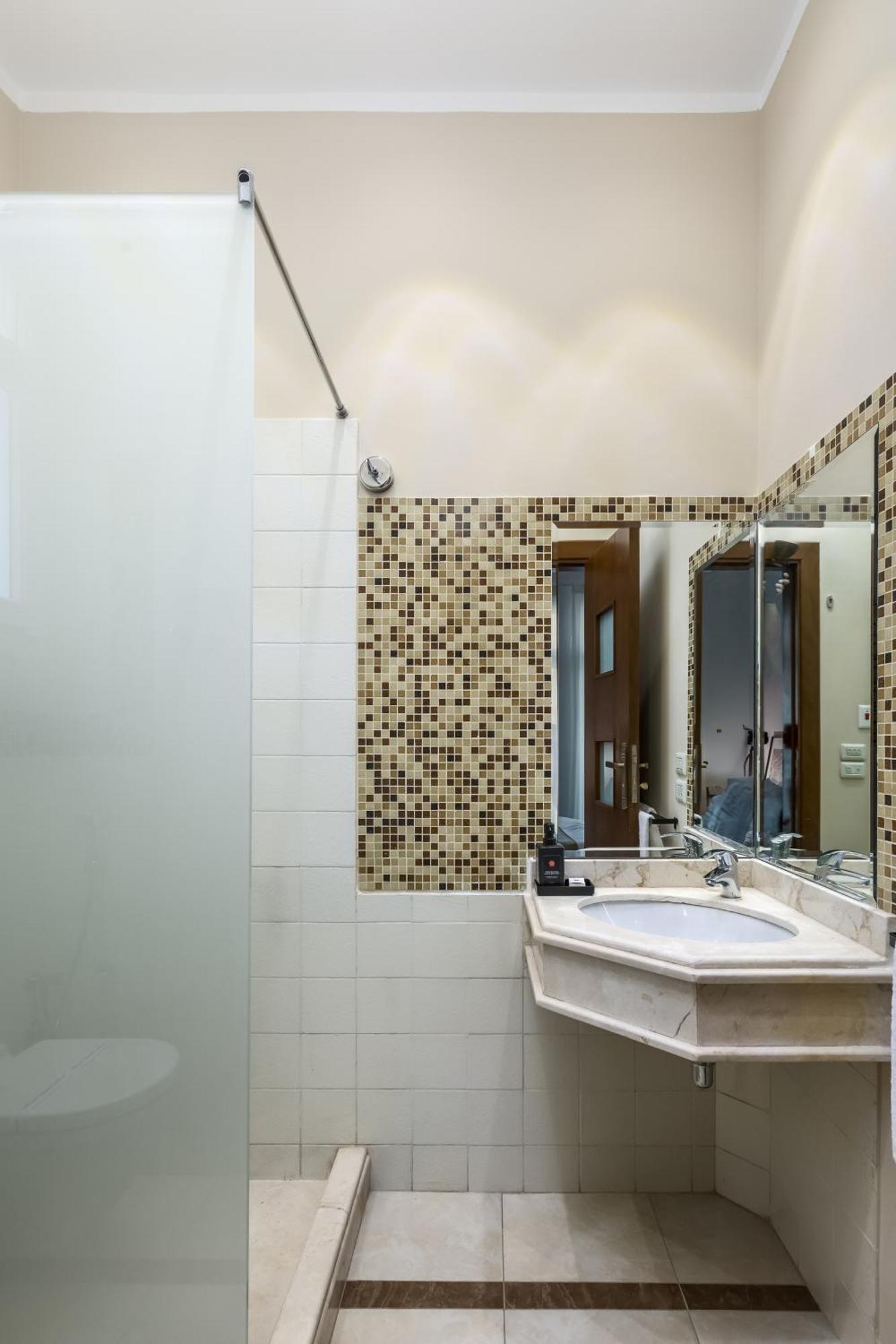 Livingville The Two-Fifty Kaherah Luaran gambar
