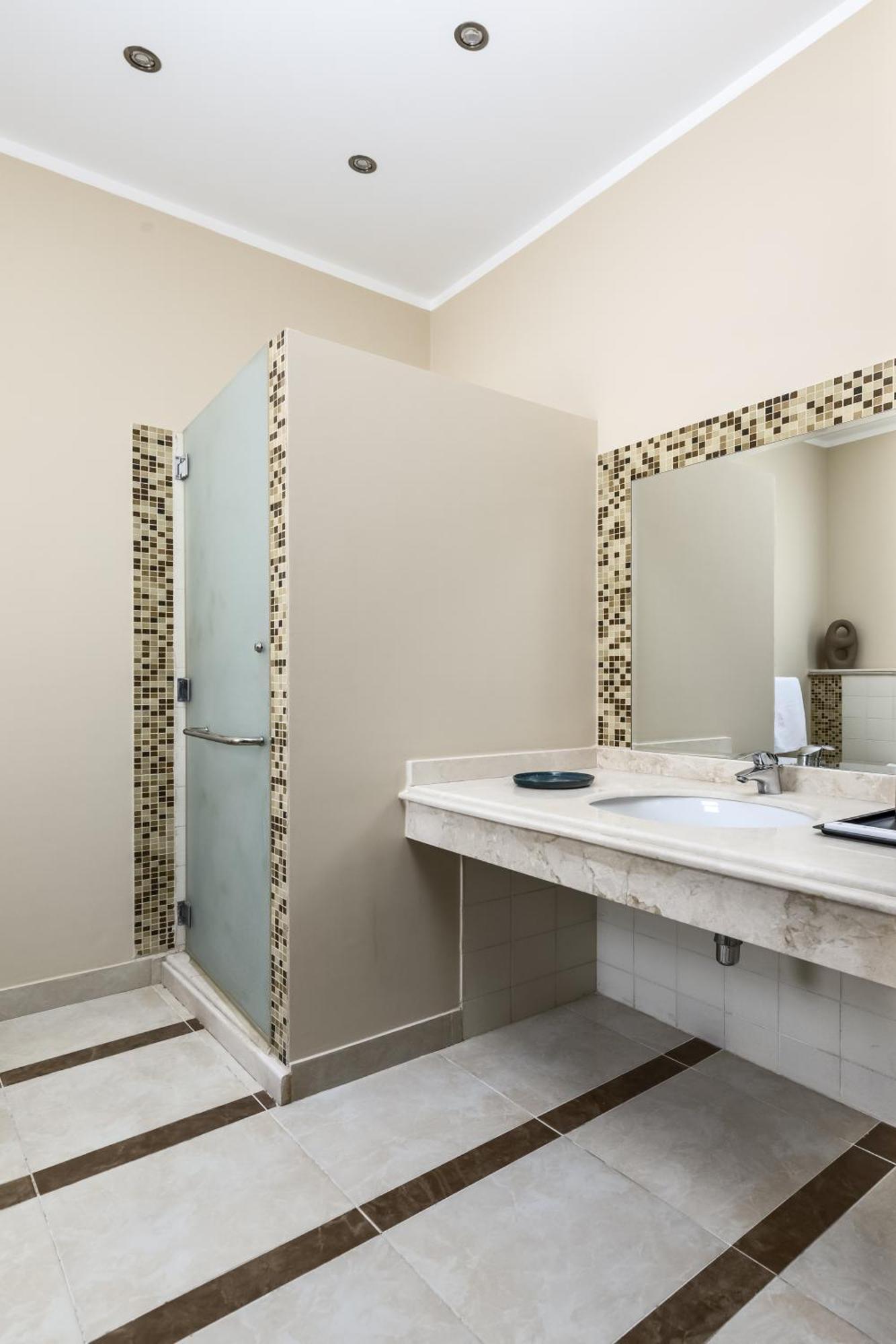 Livingville The Two-Fifty Kaherah Luaran gambar